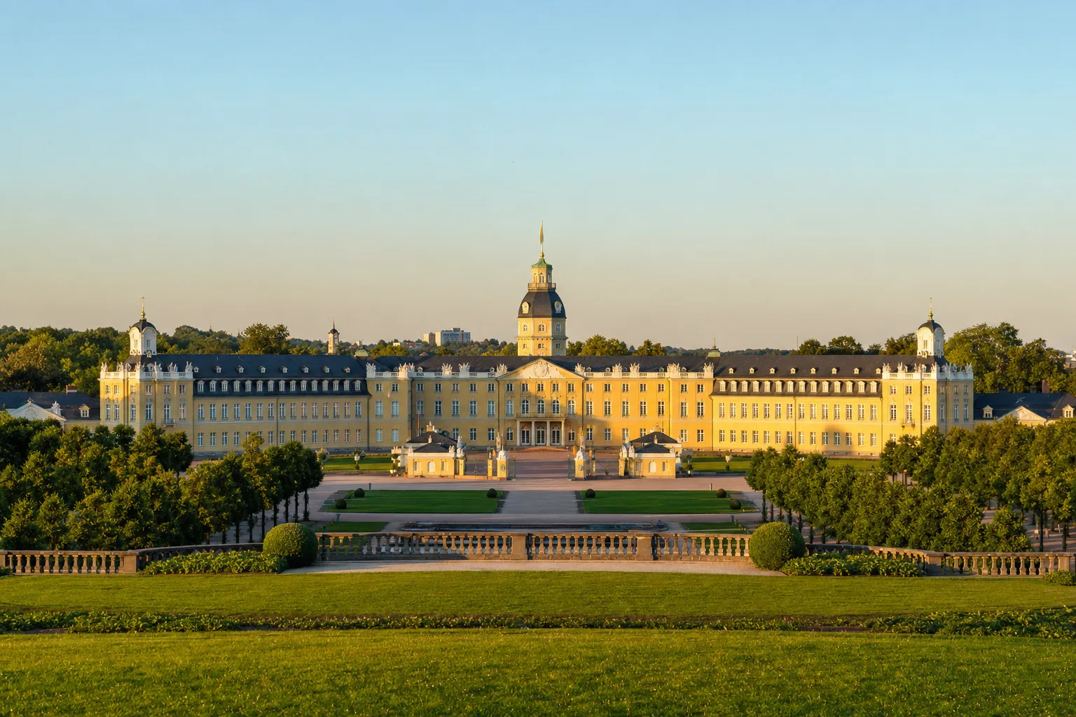 Schloss Karlsruhe mit Turm und fächerförmigen Alleen
