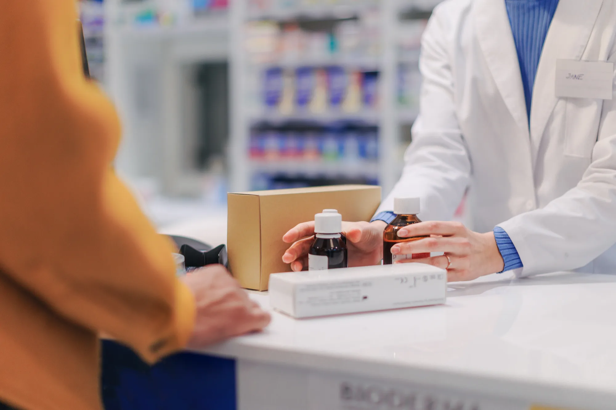 Apothekerin berät Kunden am Tresen als Beispiel für eine professionelle Website