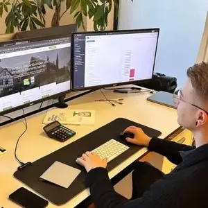 Arbeit am Rechner in der Agentur