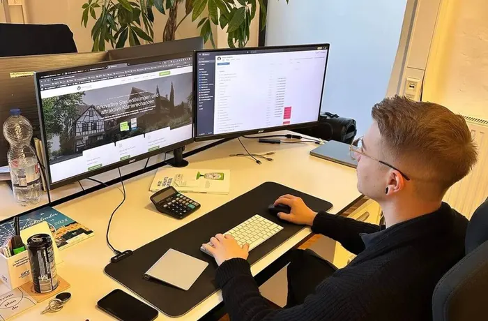 Timo von we make marketing arbeitet am Bildschirm an einer Website