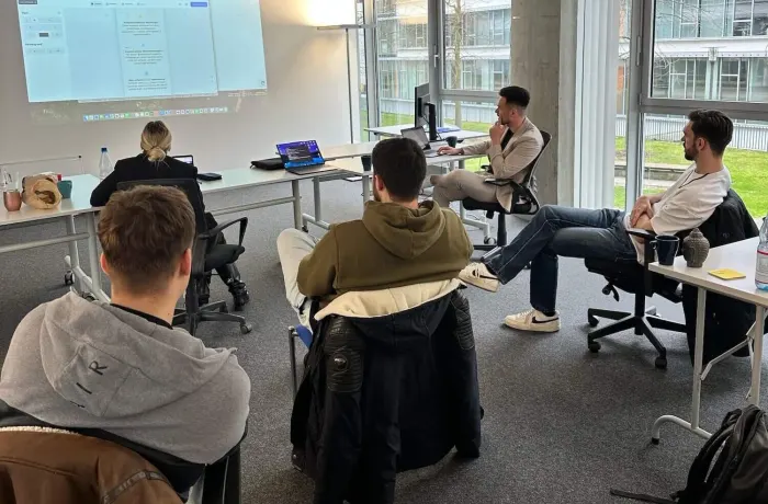 we make marketing bei einem Workshop mit Teilnehmern