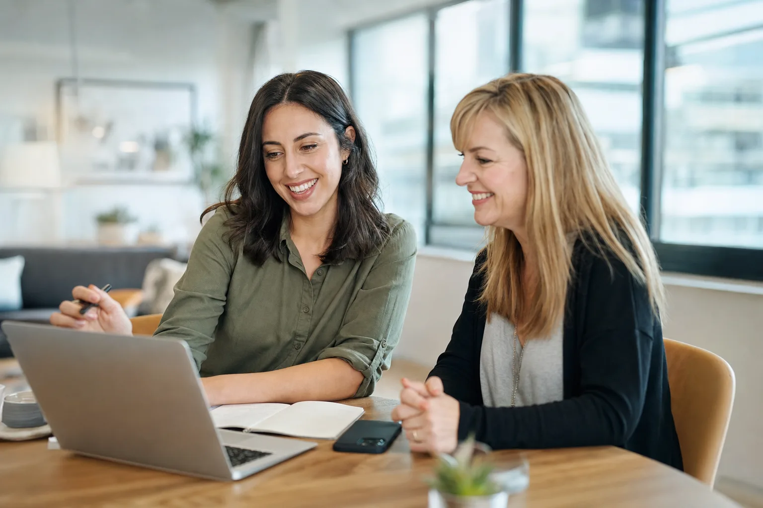 Beraterin bespricht laufende SEO-Betreuung mit Kundin am Laptop, SEO Betreuung von we make marketing