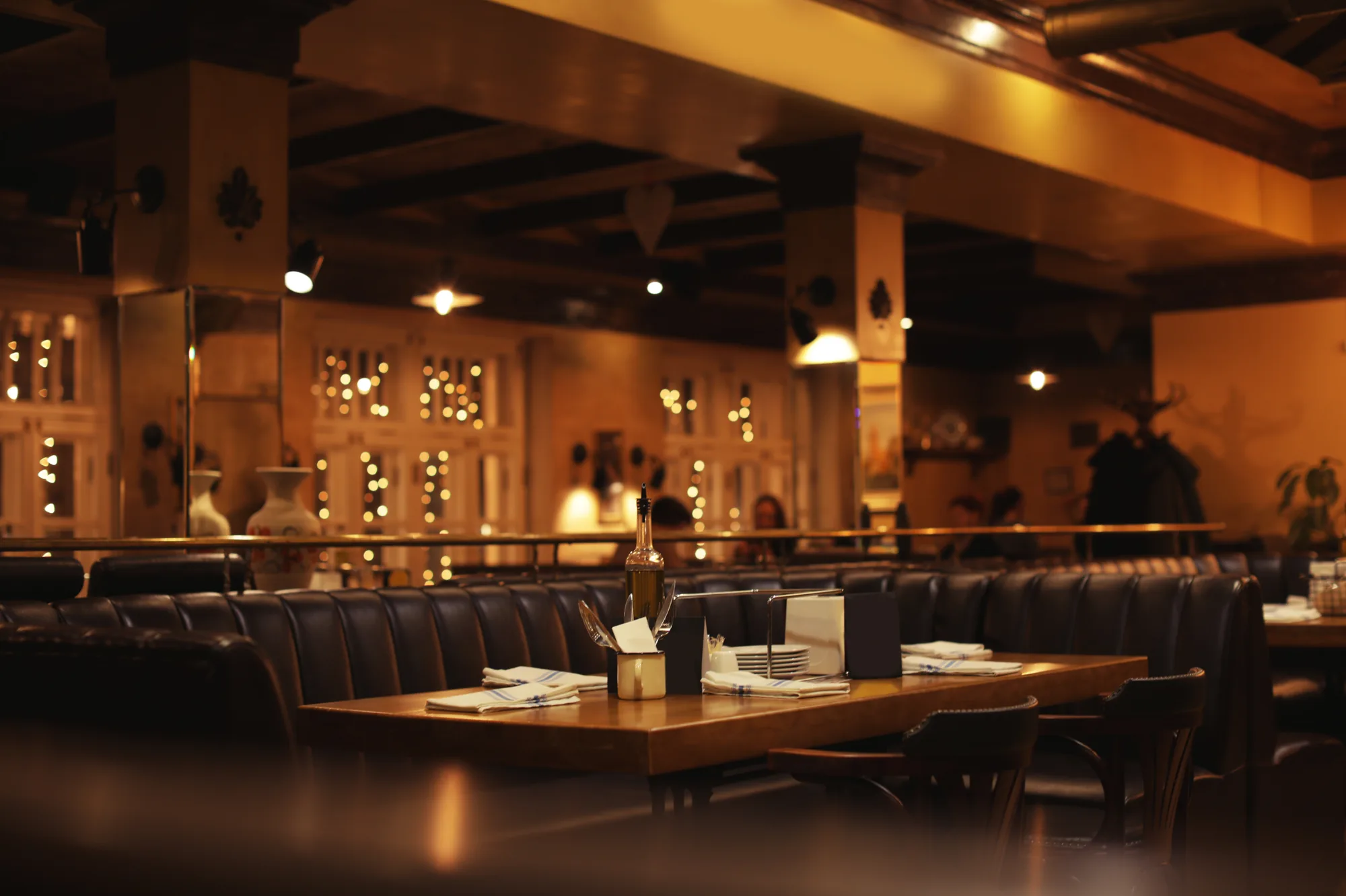 Stimmungsvoll beleuchtetes Restaurant mit gedeckten Tischen als Beispiel für eine professionelle Website