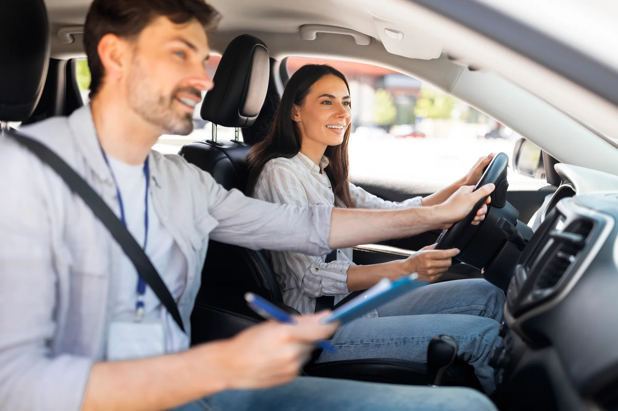 Fahrschullehrerin am Steuer mit Fahrlehrer als Beispiel für eine professionelle Website