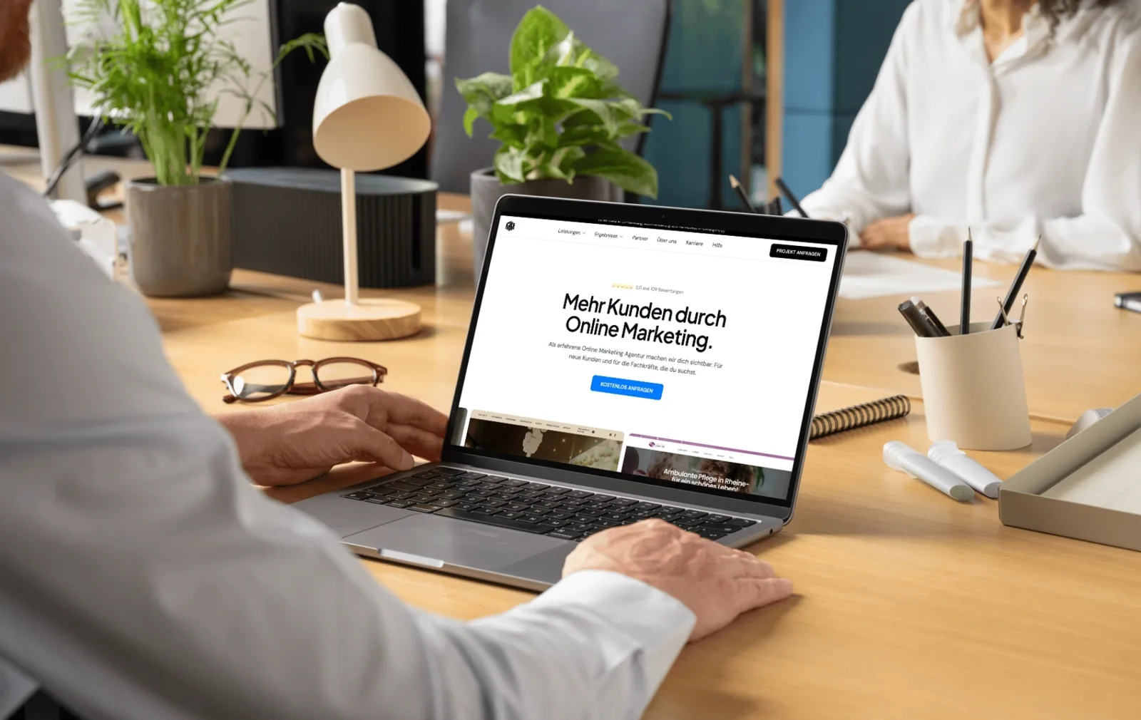 Laptop auf einem Schreibtisch zeigt die Startseite von we make marketing