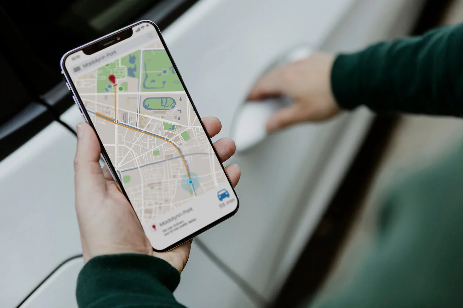 Person hält ein Smartphone mit geöffnetem Google Maps