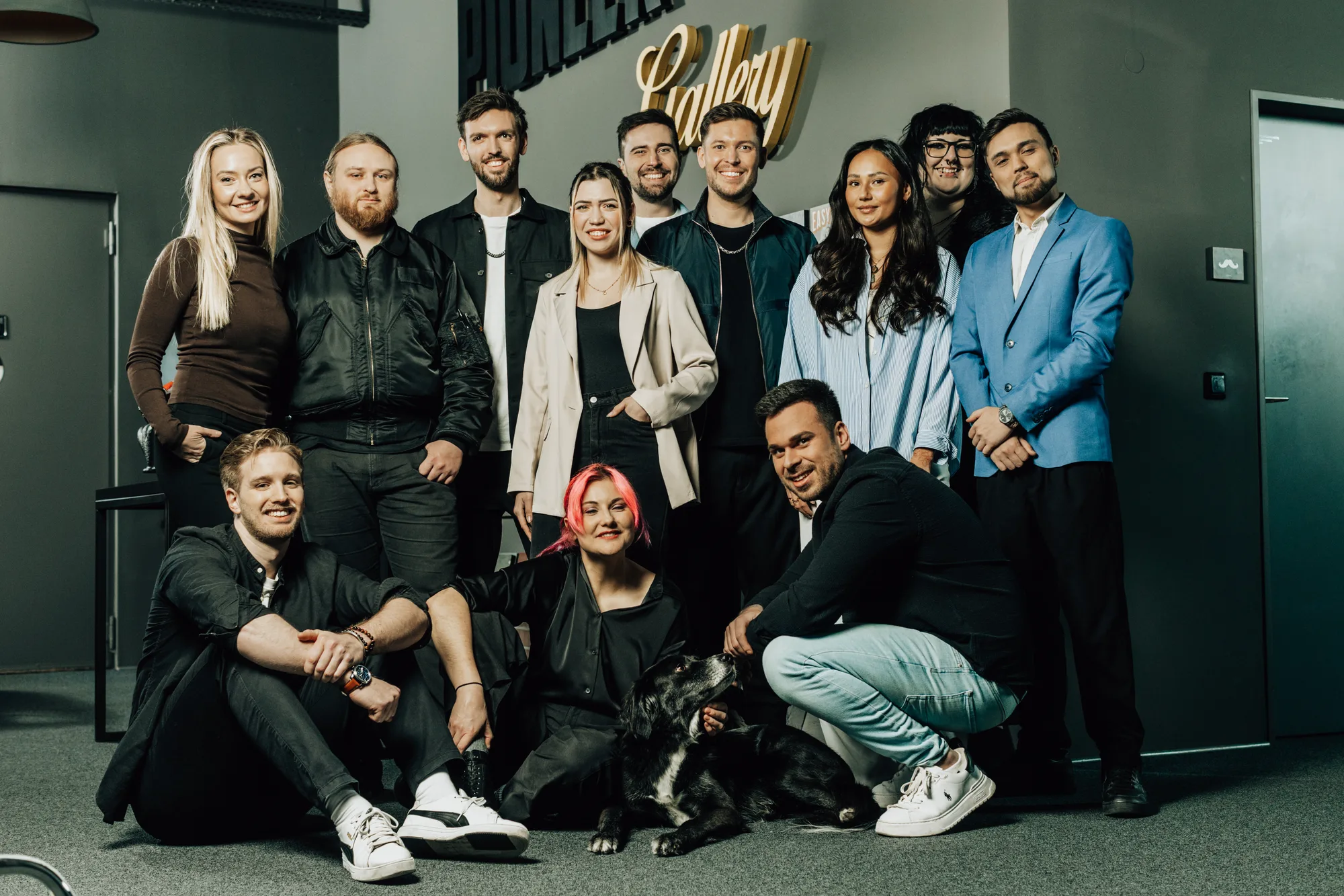 Das Team von we make marketing vor dem Büro in Karlsruhe