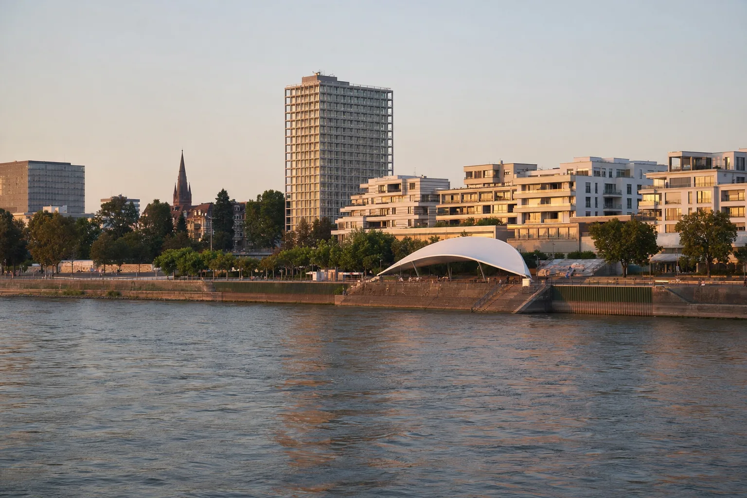 Rheinufer und Skyline von Ludwigshafen