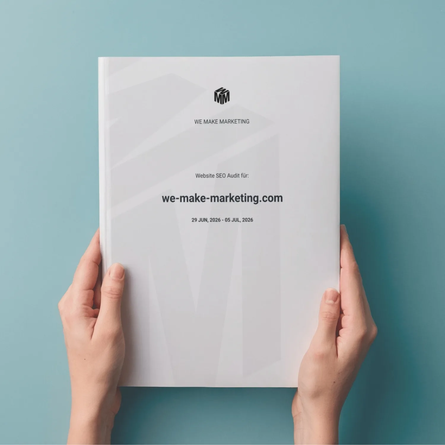 Zwei Hände halten einen professionellen SEO Analyse Bericht von we make marketing