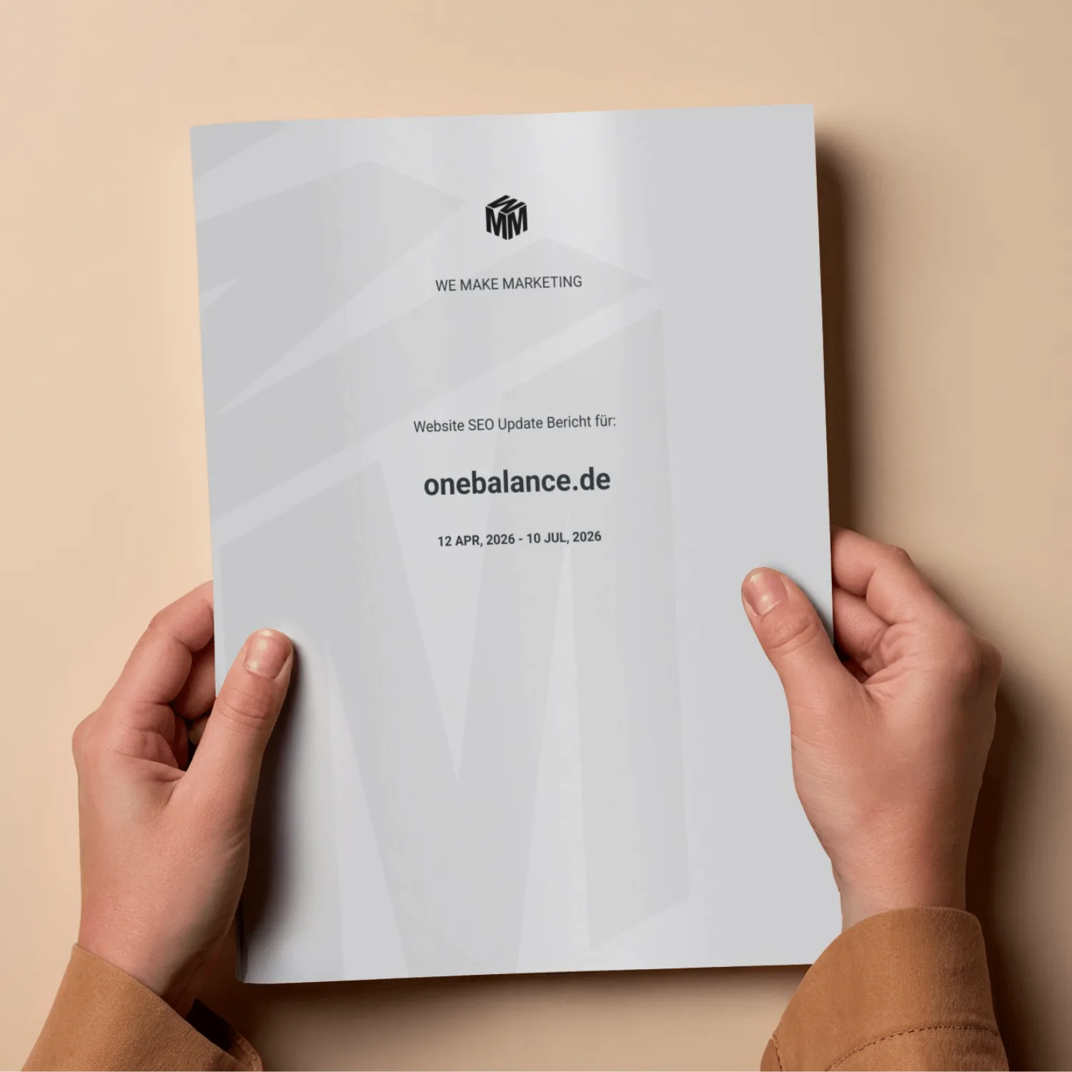 Hände halten einen SEO Report von We Make Marketing für die Website onebalance.de