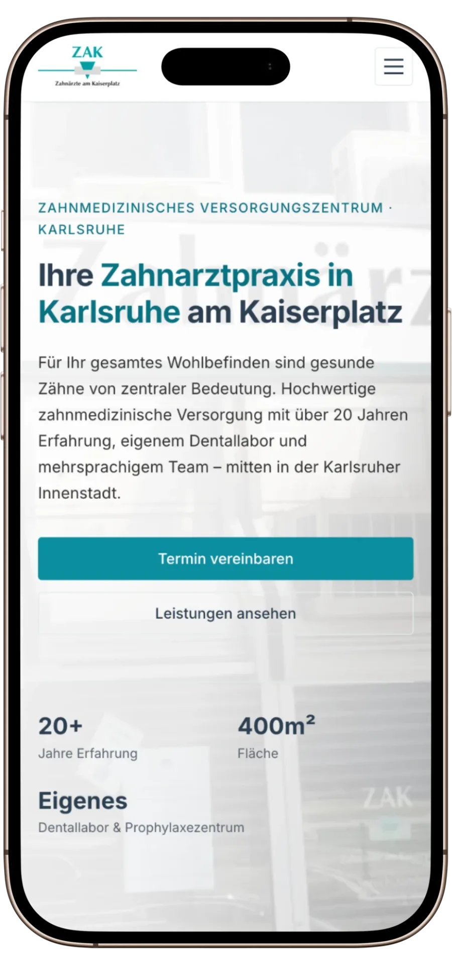 Smartphone zeigt mobile Website einer Zahnarztpraxis als Beispiel für eine professionelle Website