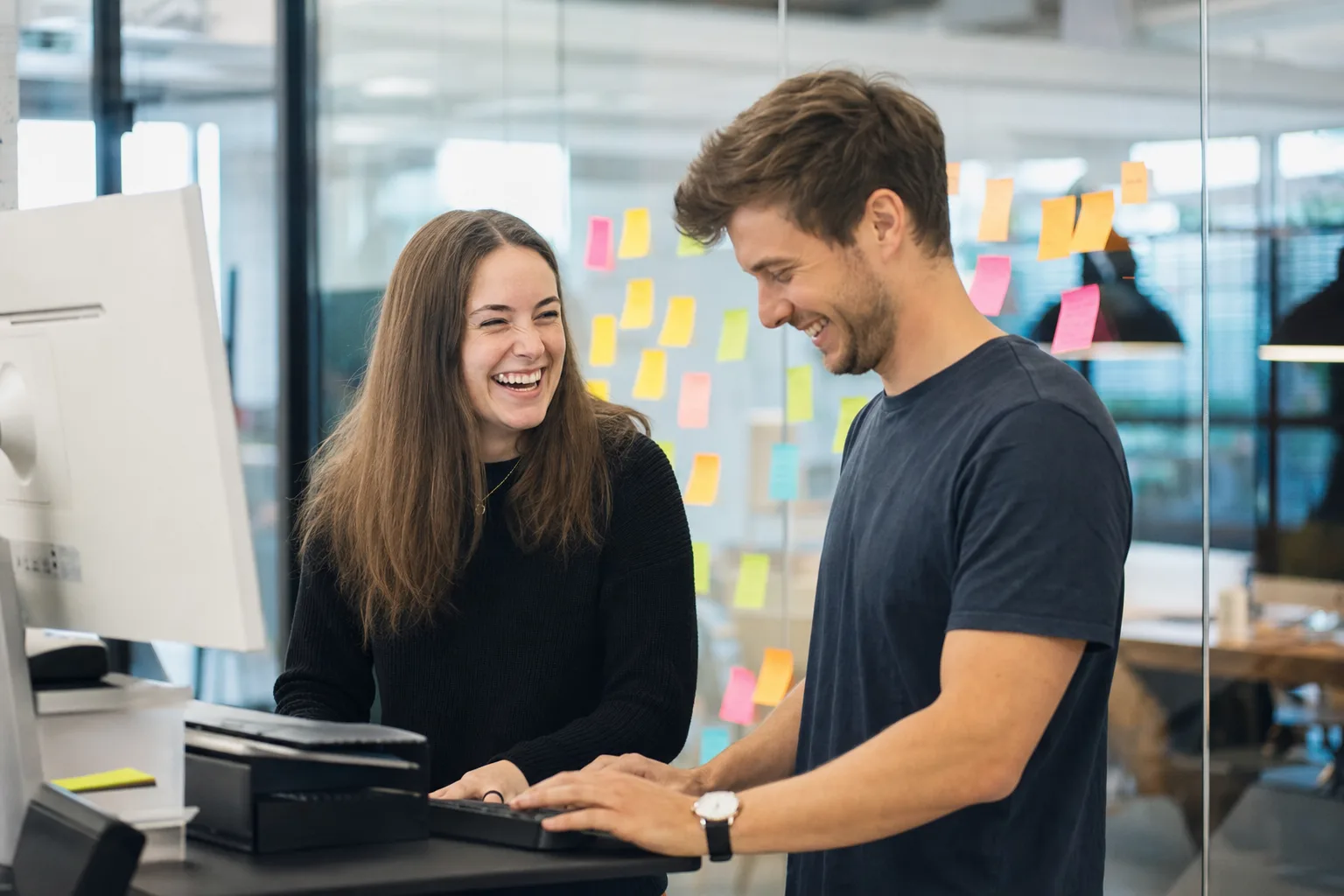 Zwei Startup-Gründer arbeiten im modernen Büro, SEO für Startups von we make marketing