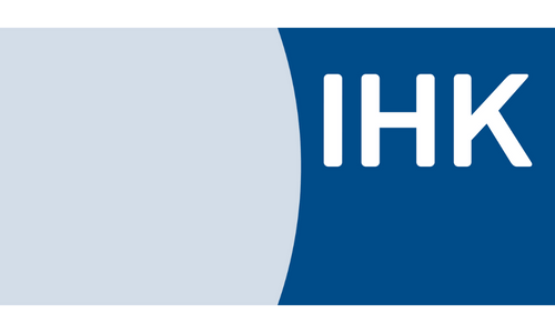 Weißes IHK-Logo auf blauem Hintergrund mit hellgrauem Kreis links