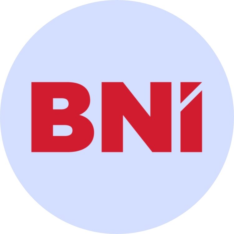 Rotes BNI Logo auf hellblauem, kreisförmigem Hintergrund