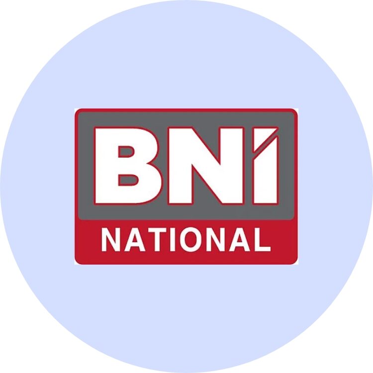 BNI National Logo mit weißer Schrift auf grauem Feld und rotem Balken mit „NATIONAL“.
