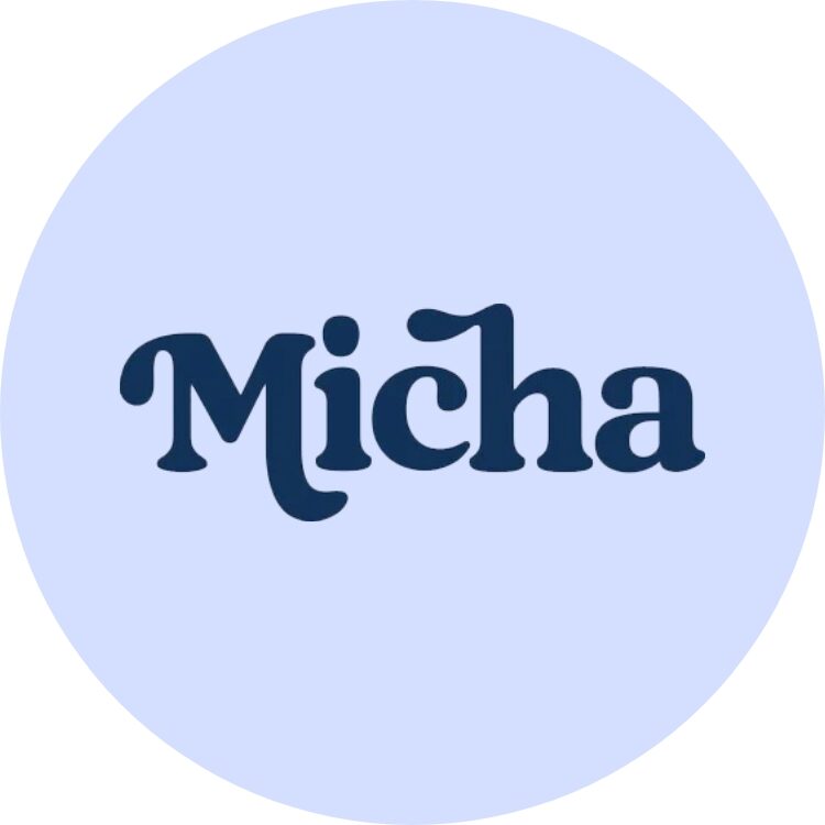 Dunkelblauer Schriftzug „Micha“ in verspielter Typografie auf hellblauem, kreisförmigem Hintergrund.